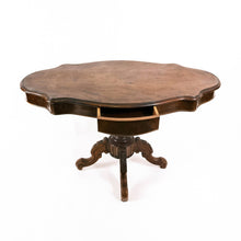 Carica l'immagine nel visualizzatore di Gallery, Tavolino da salotto in mogano di forma ovale con bordo mosso e cassetti, piede centrale Metà '800. In vendita presso La Fiera di Sinigaglia. - Oval-shaped mahogany living room table with wavy edge and drawers, central foot, mid-19th century. On sale at La Fiera di Sinigaglia.