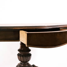 Carica l'immagine nel visualizzatore di Gallery, Tavolino da salotto in mogano di forma ovale con bordo mosso e cassetti, piede centrale Metà '800. In vendita presso La Fiera di Sinigaglia. Particolare di uno dei due cassetti - Oval-shaped mahogany living room table with wavy edge and drawers, central foot, mid-19th century. On sale at La Fiera di Sinigaglia. Detail of one of the two drawers
