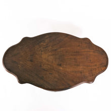 Carica l'immagine nel visualizzatore di Gallery, Tavolino da salotto in mogano di forma ovale con bordo mosso e cassetti, piede centrale Metà '800. In vendita presso La Fiera di Sinigaglia. Particolare del piano. - Oval-shaped mahogany living room table with wavy edge and drawers, central foot, mid-19th century. On sale at La Fiera di Sinigaglia. Detail of the top.