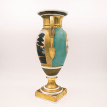 Carica l'immagine nel visualizzatore di Gallery, Vaso in porcellana dipinta a mano dei primi anni dell'800 in stile impero. In vendita presso La Fiera di Sinigaglia.- Hand painted porcelain vase from the early 1800s in Empire style. For sale at La Fiera di Sinigaglia.