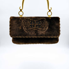 Carica l'immagine nel visualizzatore di Gallery, Borsa Cesare Piccini in velluto marrone, manico rigido in metallo dorato, interno in pelle. Custodia originale in tessuto. Ottimo stato. Anni 70. In vendita presso La Fiera di Sinigaglia -galleria antiquaria.- 1970's Cesare Piccini brown velvet bag with a rigid gold-tone metal handle and leather interior. Original fabric case. Excellent condition. For sale at La Fiera di Sinigaglia - antiques gallery