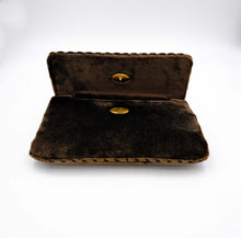 Carica l'immagine nel visualizzatore di Gallery, Borsa Cesare Piccini in velluto marrone, manico rigido in metallo dorato, interno in pelle. Custodia originale in tessuto. Ottimo stato. Anni 70. Particolare della chiusura. - 1970's Cesare Piccini brown velvet bag with a rigid gold-tone metal handle and leather interior. Original fabric case. Excellent condition. Detail of closing.