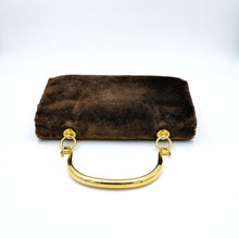 Carica l'immagine nel visualizzatore di Gallery, Borsa Cesare Piccini in velluto marrone, manico rigido in metallo dorato, interno in pelle. Custodia originale in tessuto. Ottimo stato. Anni 70. Lato posteriore. - 1970's Cesare Piccini brown velvet bag with a rigid gold-tone metal handle and leather interior. Original fabric case. Excellent condition. Back side.