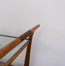 Carica l'immagine nel visualizzatore di Gallery, Carrello anni 40 in legno e vetro in vendita presso La Fiera di Sinigaglia. Particolare della lavorazione.-1940s cart in wood and glass for sale at La Fiera di Sinigaglia, detail .