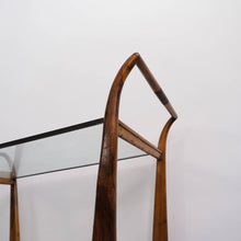Carica l'immagine nel visualizzatore di Gallery, Carrello anni 40 in legno e vetro in vendita presso La Fiera di Sinigaglia. Particolare del ripiano superiore-1940s cart in wood and glass for sale at La Fiera di Sinigaglia. Detail of the upper shelf