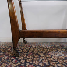 Carica l'immagine nel visualizzatore di Gallery, Carrello anni 40 in legno e vetro in vendita presso La Fiera di Sinigaglia. Particolare delle ruote.-1940s cart in wood and glass for sale at La Fiera di Sinigaglia. Detail of the wheels.