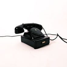 Carica l'immagine nel visualizzatore di Gallery, Citofono Telenorma da centralino in bachelite nera, modello prodotto in Germania dal 1935 al 1950. In vendita presso La Fiera di Sinigaglia. - Telenorma switchboard intercom in black Bakelite, model produced in Germany from 1935 to 1950. For sale at La Fiera di Sinigaglia.