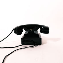 Carica l'immagine nel visualizzatore di Gallery, Citofono Telenorma da centralino in bachelite nera, modello prodotto in Germania dal 1935 al 1950. Marchio visibile anche sul retro.- Telenorma switchboard intercom in black Bakelite, model produced in Germany from 1935 to 1950. Brand also visible on the back.