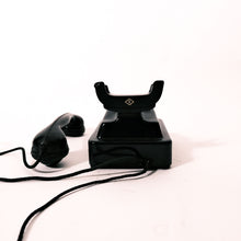 Carica l'immagine nel visualizzatore di Gallery, Citofono Telenorma da centralino in bachelite nera, modello prodotto in Germania dal 1935 al 1950. Marchio visibile anche sul retro.- Telenorma switchboard intercom in black Bakelite, model produced in Germany from 1935 to 1950. Brand also visible on the back.