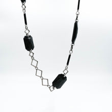 Carica l'immagine nel visualizzatore di Gallery, Collana in bachelite nera, anni 80. Gli elementi in bachelite sono alternati ad anelli in metallo argentato a forma di rombo. - Black bakelite necklace , 1980s. The Bakelite elements are alternated with rhombus-shaped silver metal rings.