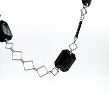 Carica l'immagine nel visualizzatore di Gallery, Collana in bachelite nera, anni 80. Gli elementi in bachelite sono alternati ad anelli in metallo argentato a forma di rombo. - Black bakelite necklace , 1980s. The Bakelite elements are alternated with rhombus-shaped silver metal rings.
