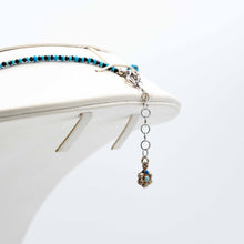 Carica l'immagine nel visualizzatore di Gallery, Collana con turchese e tormaline nere, chiusura con moschettone in argento galvanizzato oro bianco. Lunghezza regolabile con catenina con finale fiore in argento e smalto a pendente. Pezzo unico in vendita alla Fiera di Sinigaglia.-Necklace with turquoise and black tourmalines, white gold galvanized silver lobster clasp. Adjustable length with chain with silver flower. Unique piece for sale at the La Fiera di Sinigaglia .