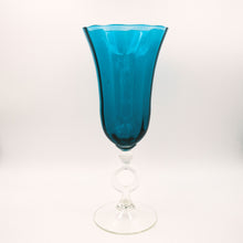 Carica l'immagine nel visualizzatore di Gallery, Coppa in vetro di Murano verde con stelo bianco, anni 50, in vendita presso La Fiera di Sinigaglia.- Green Murano glass cup with white stem, 1950s., for sale at La Fiera di Sinigaglia.