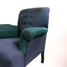 Carica l'immagine nel visualizzatore di Gallery, Coppia di poltrone 800 imbottite con piede a torciglione in noce. Tappezzeria in moirè verde e blu a contrariè con bottoni a capitonnè.- Pair of 800 upholstered armchairs with twisted walnut. Contrasted green and blue moiré upholstery.