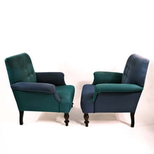 Carica l'immagine nel visualizzatore di Gallery, Coppia di poltrone 800 imbottite con piede a torciglione in noce. Tappezzeria in moirè verde e blu a contrariè- Pair of 800 upholstered armchairs with twisted walnut. Contrasted green and blue moiré upholstery.