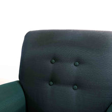 Carica l'immagine nel visualizzatore di Gallery, Coppia di poltrone 800 imbottite con piede a torciglione in noce. Tappezzeria in moirè verde e blu a contrariè con bottoni a capitonnè.- Pair of 800 upholstered armchairs with twisted walnut. Contrasted green and blue moiré upholstery.