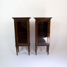 Carica l'immagine nel visualizzatore di Gallery, Rara coppia di vetrinette a colonna Luigi XVI lastronate in noce. Interno rivestito in velluto porpora. In vendita presso la Fiera di Sinigaglia.- Rare pair of Louis XVI column display cabinets veneered in walnut. Interior lined in purple velvet. For sale at La Fiera di Sinigaglia.