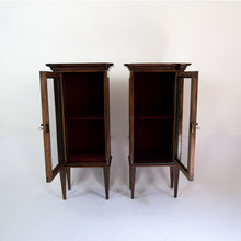 Carica l'immagine nel visualizzatore di Gallery, Rara coppia di vetrinette a colonna Luigi XVI lastronate in noce. Interno rivestito in velluto porpora. In vendita presso la Fiera di Sinigaglia.- Rare pair of Louis XVI column display cabinets veneered in walnut. Interior lined in purple velvet. For sale at La Fiera di Sinigaglia.