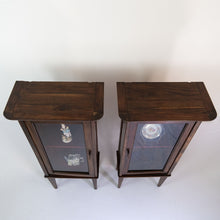 Carica l'immagine nel visualizzatore di Gallery, Rara coppia di vetrinette a colonna Luigi XVI lastronate in noce. Interno rivestito in velluto porpora. In vendita presso la Fiera di Sinigaglia. Particolare.- Rare pair of Louis XVI column display cabinets veneered in walnut. Interior lined in purple velvet. For sale at La Fiera di Sinigaglia. Detail.