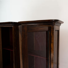 Carica l'immagine nel visualizzatore di Gallery, Rara coppia di vetrinette a colonna Luigi XVI lastronate in noce. Interno rivestito in velluto porpora. In vendita presso la Fiera di Sinigaglia. Particolare.- Rare pair of Louis XVI column display cabinets veneered in walnut. Interior lined in purple velvet. For sale at La Fiera di Sinigaglia. Detail.