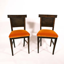 Carica l'immagine nel visualizzatore di Gallery, Coppia di sedie in noce primi 800, restaurate. Tappezzeria in velluto color giallo ocra. - Early 19th century walnut pair of chairs, restored. Ocher yellow velvet upholstery.