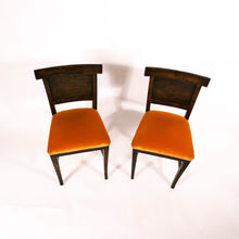 Carica l'immagine nel visualizzatore di Gallery, Coppia di sedie in noce primi 800, restaurate. Tappezzeria in velluto color giallo ocra. - Early 19th century walnut pair of chairs, restored. Ocher yellow velvet upholstery.