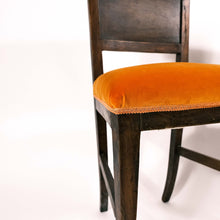 Carica l'immagine nel visualizzatore di Gallery, Coppia di sedie in noce primi 800, restaurate. Particolare della tappezzeria in velluto color giallo ocra. - Early 19th century walnut pair of chairs, restored. Detail of ocher yellow velvet upholstery.