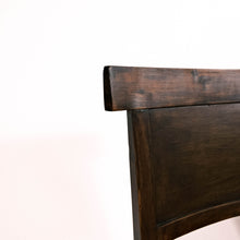 Carica l'immagine nel visualizzatore di Gallery, Coppia di sedie in noce di inizio '800, restaurate. Particolare dello schienale. - Pair of walnut chairs from the early 19th century. Detail of the backrest.