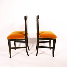 Carica l'immagine nel visualizzatore di Gallery, Coppia di sedie in noce primi 800, restaurate. Tappezzeria in velluto color giallo ocra. In vendita presso La Fiera di Sinigaglia.- Early 19th century walnut pair of chairs, restored. Ocher yellow velvet upholstery. For sale at La Fiera di Sinigaglia.