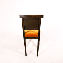 Carica l'immagine nel visualizzatore di Gallery, Coppia di sedie in noce primi 800, restaurate. Tappezzeria in velluto color giallo ocra. In vendita presso La Fiera di Sinigaglia. Particolare dello schienale. - Early 19th century walnut pair of chairs, restored. Ocher yellow velvet upholstery. For sale at La Fiera di Sinigaglia. Detail of the backrest.