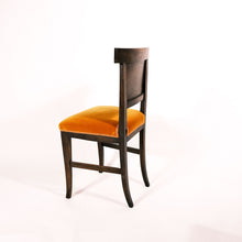 Carica l'immagine nel visualizzatore di Gallery, Coppia di sedie in noce primi 800, restaurate. Tappezzeria in velluto color giallo ocra. In vendita presso La Fiera di Sinigaglia. Particolare. - Early 19th century walnut pair of chairs, restored. Ocher yellow velvet upholstery. For sale at La Fiera di Sinigaglia. Detail.