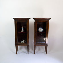 Carica l'immagine nel visualizzatore di Gallery, Rara coppia di vetrinette a colonna Luigi XVI lastronate in noce. - Rare pair of Louis XVI column display cabinets veneered in walnut