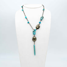 Carica l'immagine nel visualizzatore di Gallery, Girocollo con turchese e pirite antica taglio diamante, catena in argento. In vendita presso La Fiera di Sinigaglia. - Choker with ancient diamond-cut turquoise and pyrite, silver chain. For sale at La Fiera di Sinigaglia.