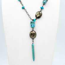 Carica l'immagine nel visualizzatore di Gallery, Girocollo con turchese e pirite antica taglio diamante, catena in argento. In vendita presso La Fiera di Sinigaglia. Particolare del pendente.- Choker with ancient diamond-cut turquoise and pyrite, silver chain. For sale at La Fiera di Sinigaglia.
Detail of the pendant.