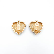 Carica l'immagine nel visualizzatore di Gallery, Orecchini Christian Dior a forma di cuore in smalto color prugna con strass., anni 80. La firma è visibile sul retro sulla clip, impresso sull'orecchino e sul gommino. - 1980's Christian Dior heart-shaped earrings in plum-colored enamel with rhinestones. The signature is visible on the back on the clip, imprinted on the earring and on the rubber.