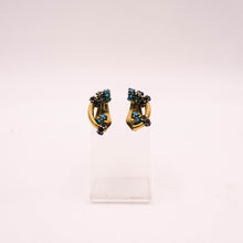 Carica l'immagine nel visualizzatore di Gallery, Orecchini a clip anni 60 con piccoli granati, ametiste e pasta di turchese. - 1960s clip earrings with small garnets, amethysts and turquoise paste.