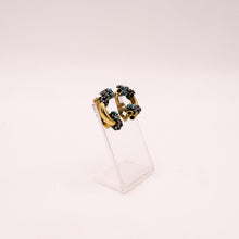 Carica l'immagine nel visualizzatore di Gallery, Orecchini a clip anni 60 con piccoli granati, ametiste e pasta di turchese. In vendita presso La Fiera di Sinigaglia.- 1960s clip earrings with small garnets, amethysts and turquoise paste. For sale at La Fiera di Sinigaglia.