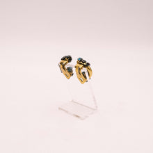 Carica l'immagine nel visualizzatore di Gallery, Orecchini a clip anni 60 con piccoli granati, ametiste e pasta di turchese.
Lunghezza della clip cm 2. In vendita presso La Fiera di Sinigaglia.- 1960s clip earrings with small garnets, amethysts and turquoise paste. Clip length 2cm. For sale at La Fiera di Sinigaglia.