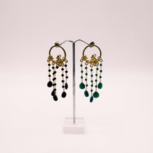 Carica l'immagine nel visualizzatore di Gallery, Orecchini con radici di smeraldo e tormaline nere montati su argento dorato. Pezzo unico in vendita presso La Fiera di Sinigaglia. - Earrings with emerald roots and black tourmalines mounted on gold-plated silver. Unique piece for sale at La Fiera di Sinigaglia.