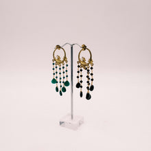Carica l'immagine nel visualizzatore di Gallery, Orecchini con radici di smeraldo e tormaline nere montati su argento dorato. Chiusura a farfallina. Pezzo unico in vendita presso La Fiera di Sinigaglia. - Earrings with emerald roots and black tourmalines mounted on gold-plated silver. Unique piece for sale at La Fiera di Sinigaglia.