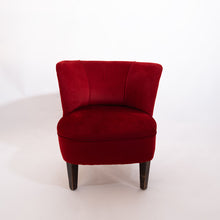 Carica l'immagine nel visualizzatore di Gallery, Poltrona anni '50 in velluto rosso originale d'epoca. - Original vintage red velvet armchair from the 1950s.