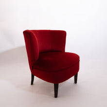Carica l'immagine nel visualizzatore di Gallery, Poltrona anni '50 in velluto rosso originale d'epoca. In vendita presso La Fiera di Sinigaglia, galleria antiquaria- Original vintage red velvet armchair from the 1950s. For sale at La Fiera di Sinigaglia, antiques gallery