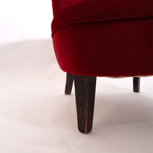 Carica l'immagine nel visualizzatore di Gallery, Poltrona anni '50 in velluto rosso originale d'epoca, particolare. In vendita presso La Fiera di Sinigaglia, galleria antiquaria- Original vintage red velvet armchair from the 1950s, detail. For sale at La Fiera di Sinigaglia, antiques gallery