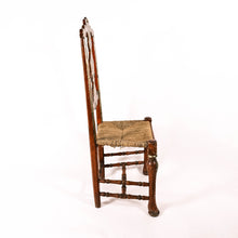 Carica l'immagine nel visualizzatore di Gallery, Una di sei sedie Luigi XIV in legno laccato con decorazioni a mecca e seduta in paglia, in vendita presso La Fiera di Sinigaglia - One of six Louis XIV chairs in lacquered wood with Mecca decorations and straw seat, for sale at la Fiera di Sinigaglia.