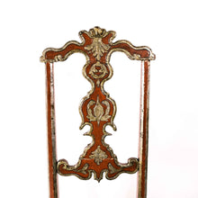 Carica l'immagine nel visualizzatore di Gallery, Una di sei sedie Luigi XIV in legno laccato con decorazioni a mecca e seduta in paglia, in vendita presso La Fiera di Sinigaglia. Particolare dello schienale. - One of six Louis XIV chairs in lacquered wood with Mecca decorations and straw seat, for sale at la Fiera di Sinigaglia. Detail of the backrest.