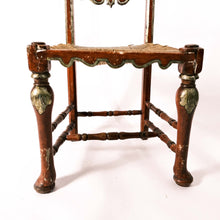 Carica l'immagine nel visualizzatore di Gallery, Una di sei sedie Luigi XIV in legno laccato con decorazioni a mecca e seduta in paglia, in vendita presso La Fiera di Sinigaglia. Particolare. - One of six Louis XIV chairs in lacquered wood with Mecca decorations and straw seat, for sale at la Fiera di Sinigaglia. Detail.