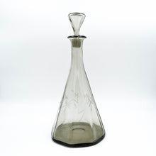 Carica l'immagine nel visualizzatore di Gallery, Servizio di bicchieri anni 30 in vetro fumè di forma ottagonale completo per sei persone, composto da cinque bicchieri per ogni posto tavola e due bottiglie per il vino. Particolare di una delle due bottiglie da vino. - Complete set of 1930s octagonal smoked glass glasses for six people, consisting of five glasses for each table setting and two bottles for wine. Detail of one of the two wine bottle.