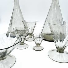 Carica l'immagine nel visualizzatore di Gallery, Servizio di bicchieri anni 30 in vetro fumè completo per sei persone, composto da cinque bicchieri per ogni posto tavola e due bottiglie per il vino. In vendita presso La Fiera di Sinigaglia. - 1930s complete set of glasses in smoked glass for six people, consisting of five glasses for each table place and two bottles wine. For sale at La Fiera di Sinigaglia.
