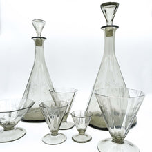 Carica l'immagine nel visualizzatore di Gallery, Servizio di bicchieri anni 30 in vetro fumè completo per sei persone, composto da cinque bicchieri per ogni posto tavola e due bottiglie per il vino. - 1930s complete set of glasses in smoked glass for six people, consisting of five glasses for each table place and two bottles for wine.