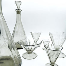 Carica l'immagine nel visualizzatore di Gallery, Servizio di bicchieri anni 30 in vetro fumè di forma ottagonale completo per sei persone, composto da cinque bicchieri per ogni posto tavola e due bottiglie per il vino. - 1930s complete set of octagonal-shaped glasses in smoked glass for six people, consisting of five glasses for each table place and two bottles for wine.